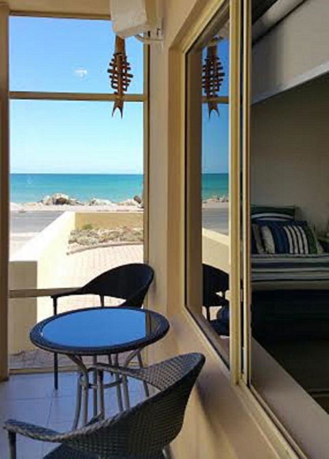 Acaill Accommodation Esplanade Living Self Check-In Self Check-Out - Accommodation NT 38