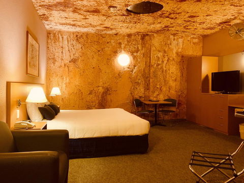 Desert Cave Hotel - Accommodation NT 18