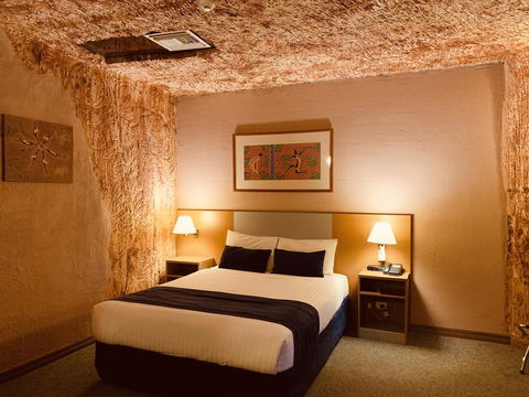 Desert Cave Hotel - Accommodation NT 12