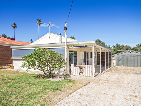 Boat House - Accommodation NT 9