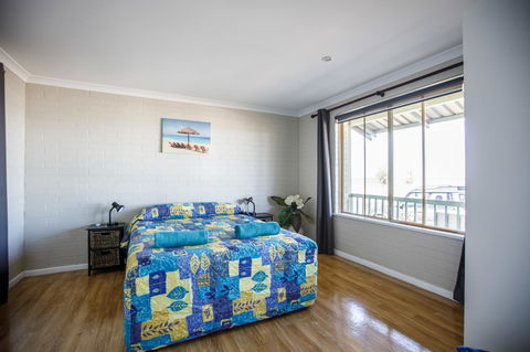 Shark Bay Seafront Apartments - Accommodation NT 31