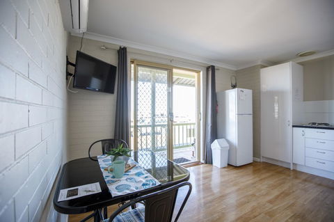 Shark Bay Seafront Apartments - Accommodation NT 23