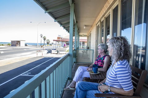 Shark Bay Seafront Apartments - Accommodation NT 19