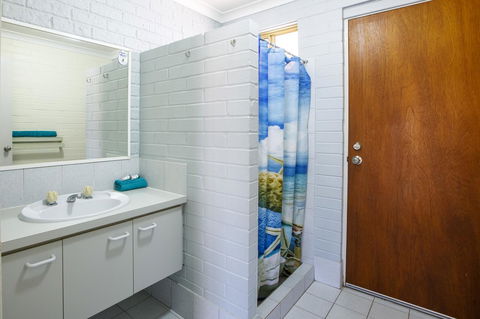 Shark Bay Seafront Apartments - Accommodation NT 10