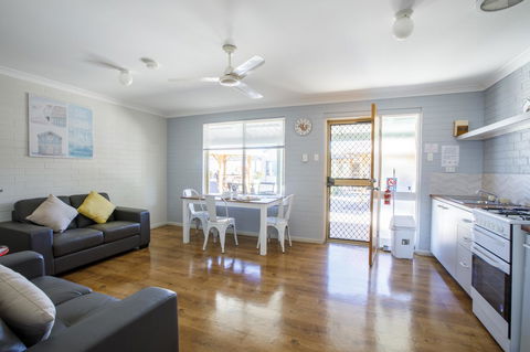 Shark Bay Seafront Apartments - Accommodation NT 12