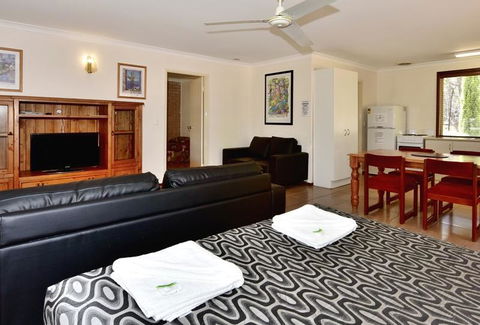 Travellers Rest Motel - NT Tourism 3