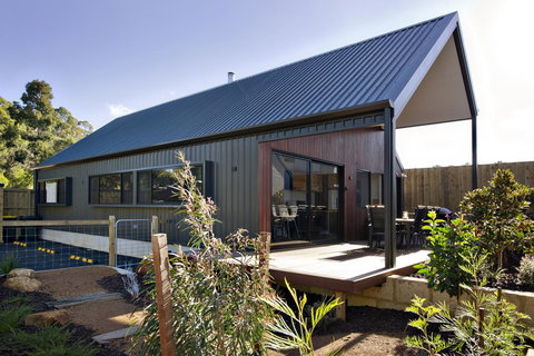 Margaret River Bungalow-1-street - Pet Friendly - Accommodation NT 1