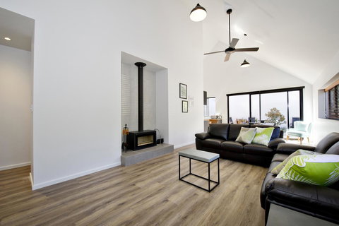 Margaret River Bungalow-1-street - Pet Friendly - Accommodation NT 6