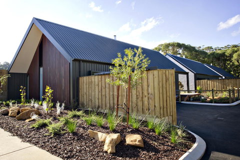 Margaret River Bungalow-1-street - Pet Friendly - Accommodation NT 2