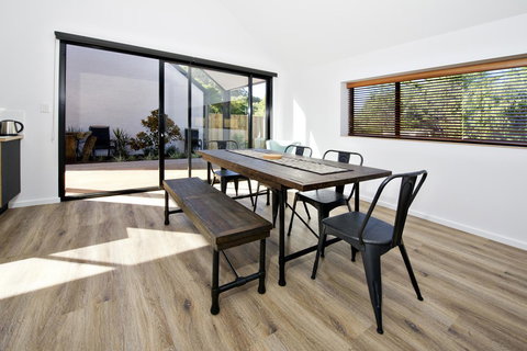 Margaret River Bungalow-1-street - Pet Friendly - Accommodation NT 10