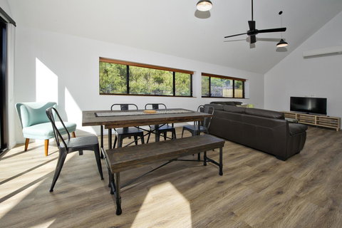 Margaret River Bungalow-1-street - Pet Friendly - Accommodation NT 9