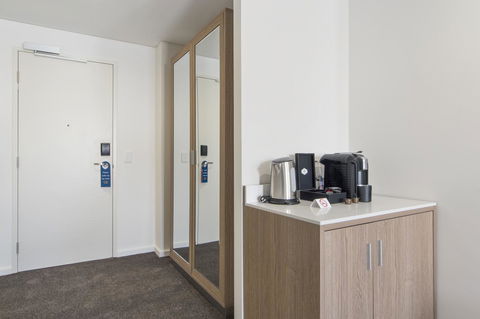 Metro Hotel Perth - NT Tourism 1