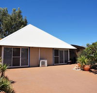 Osprey Holiday Village Unit 110 - Wake up to the birds in your 4 poster bed with a view - Accommodation NT