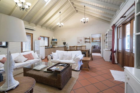Thistle Hill Guesthouse - Walk To Many Wineries And Restaurants - Accommodation NT 34