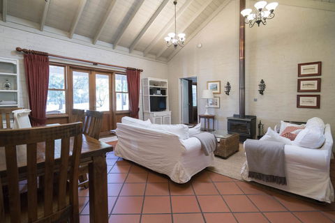 Thistle Hill Guesthouse - Walk To Many Wineries And Restaurants - Accommodation NT 32