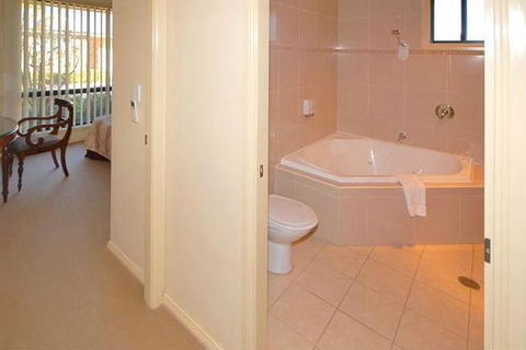 Potters Apartments - Accommodation NT 12