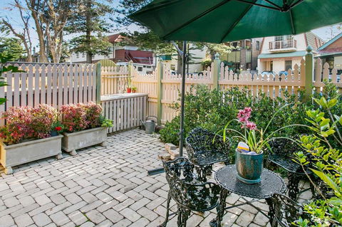 Oversized 2 Bedroom Manly Beach House - Accommodation NT 1