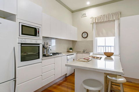 Oversized 2 Bedroom Manly Beach House - Accommodation NT 3
