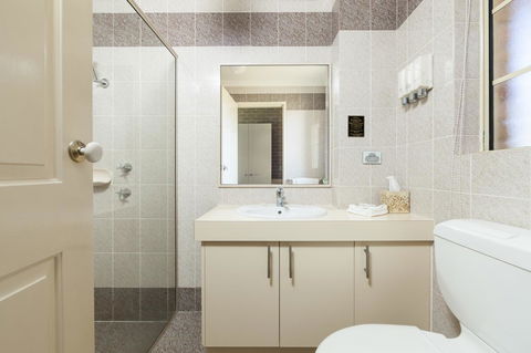 Grand Manor Motor Inn - Accommodation NT 9