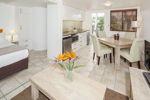 Julians Apartments - Accommodation NT 18