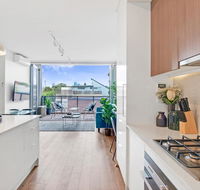Large Light Luxe 3BDR 2BA Free Parking - walk to Sydney Uni and RPA - Accommodation NT