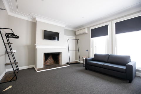 Horse And Jockey Hotel Homebush - Accommodation NT 2