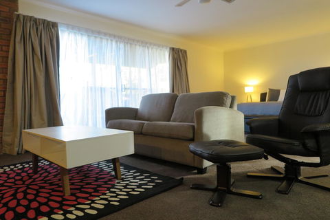 Summerhill Motor Inn - Accommodation NT 40