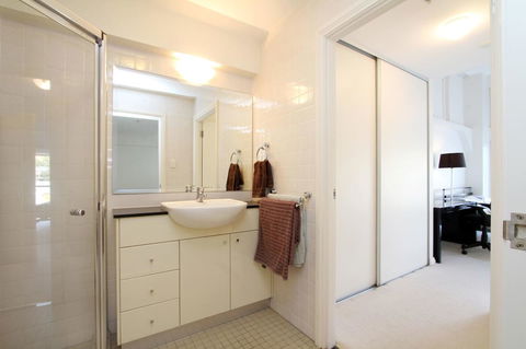 Waterfront Apartment On Sydney Harbour - Accommodation NT 4