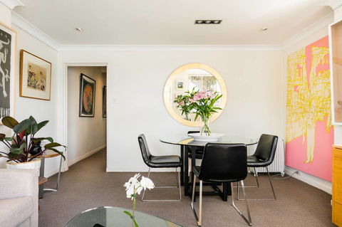 Waterfront Apartment Brimming With Inspirational Artwork - Accommodation NT 12