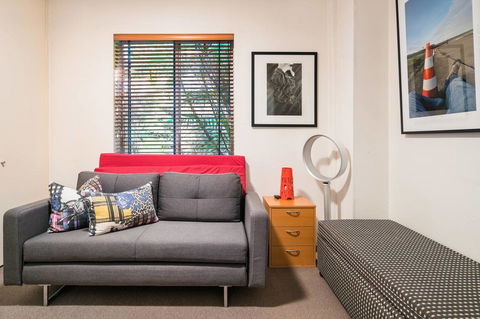 Waterfront Apartment Brimming With Inspirational Artwork - Accommodation NT 14
