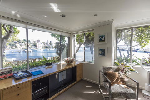 Waterfront Apartment Brimming With Inspirational Artwork - Accommodation NT 6