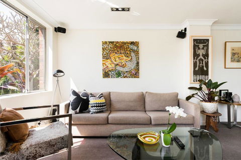 Waterfront Apartment Brimming With Inspirational Artwork - Accommodation NT 19