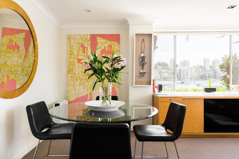 Waterfront Apartment Brimming With Inspirational Artwork - Accommodation NT 21