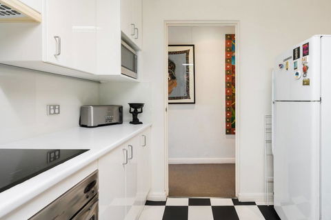 Waterfront Apartment Brimming With Inspirational Artwork - Accommodation NT 27