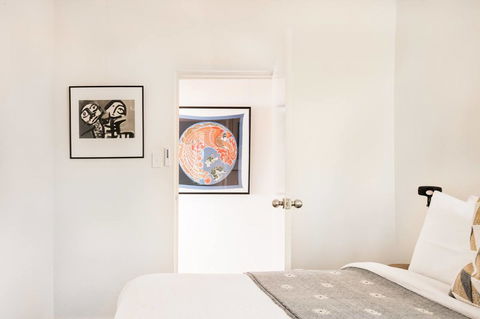 Waterfront Apartment Brimming With Inspirational Artwork - Accommodation NT 29