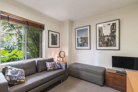 Waterfront Apartment Brimming With Inspirational Artwork - Accommodation NT 3