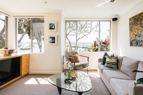 Waterfront Apartment Brimming With Inspirational Artwork - Accommodation NT 0