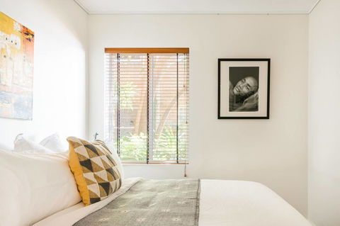 Waterfront Apartment Brimming With Inspirational Artwork - Accommodation NT 18
