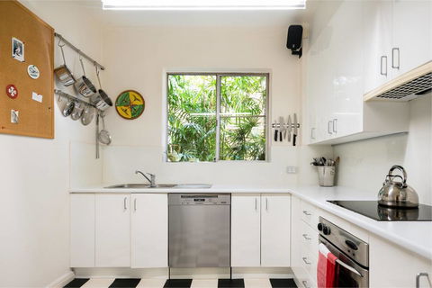 Waterfront Apartment Brimming With Inspirational Artwork - Accommodation NT 10