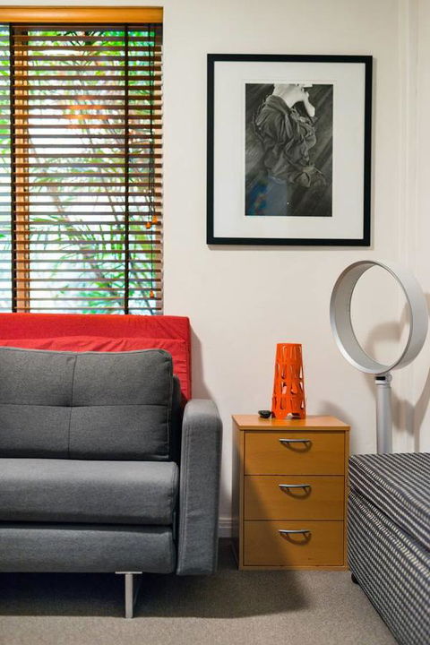 Waterfront Apartment Brimming With Inspirational Artwork - Accommodation NT 11