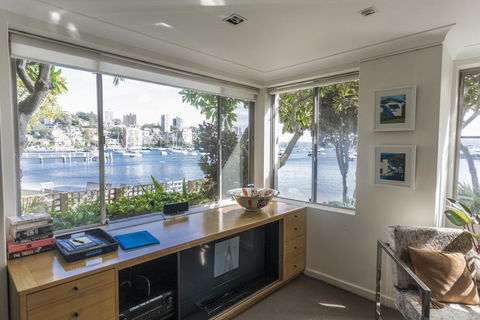 Waterfront Apartment Brimming With Inspirational Artwork - Accommodation NT 5