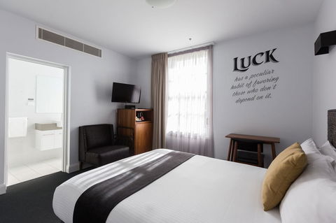 The Lucky Hotel - Accommodation NT 24