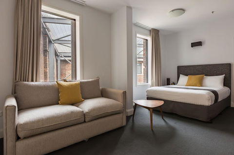 The Lucky Hotel - Accommodation NT 18