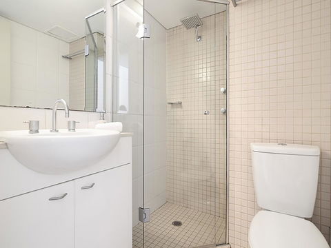Lower Bridge And Sails - Executive 2BR Darlinghurst Apartment With Balcony And Rooftop Views - Accommodation NT 9