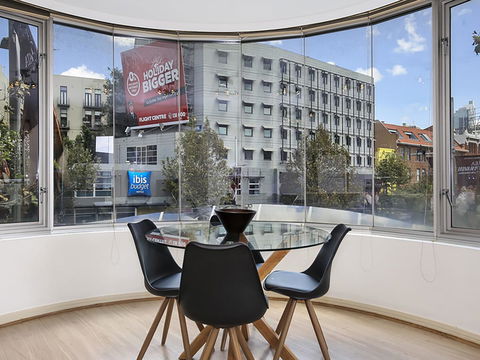 Lower Bridge And Sails - Executive 2BR Darlinghurst Apartment With Balcony And Rooftop Views - Accommodation NT 1