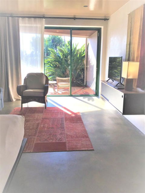 Beach Hotel Resort - Accommodation NT 12