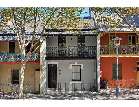 Walk To The City From This Renovated Heritage Gem - Accommodation NT 4
