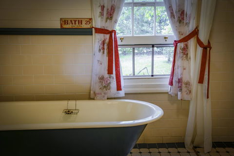 Arcadia - The Barn Cottage & Rosehill Cottage - Accommodation NT 18