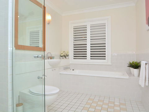 Villa De Saran Located Within Cypress Lakes - Accommodation NT 4
