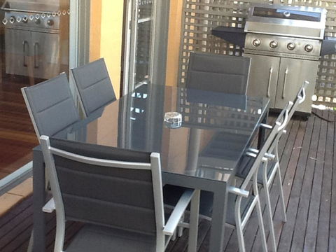 Villa De Saran Located Within Cypress Lakes - Accommodation NT 7